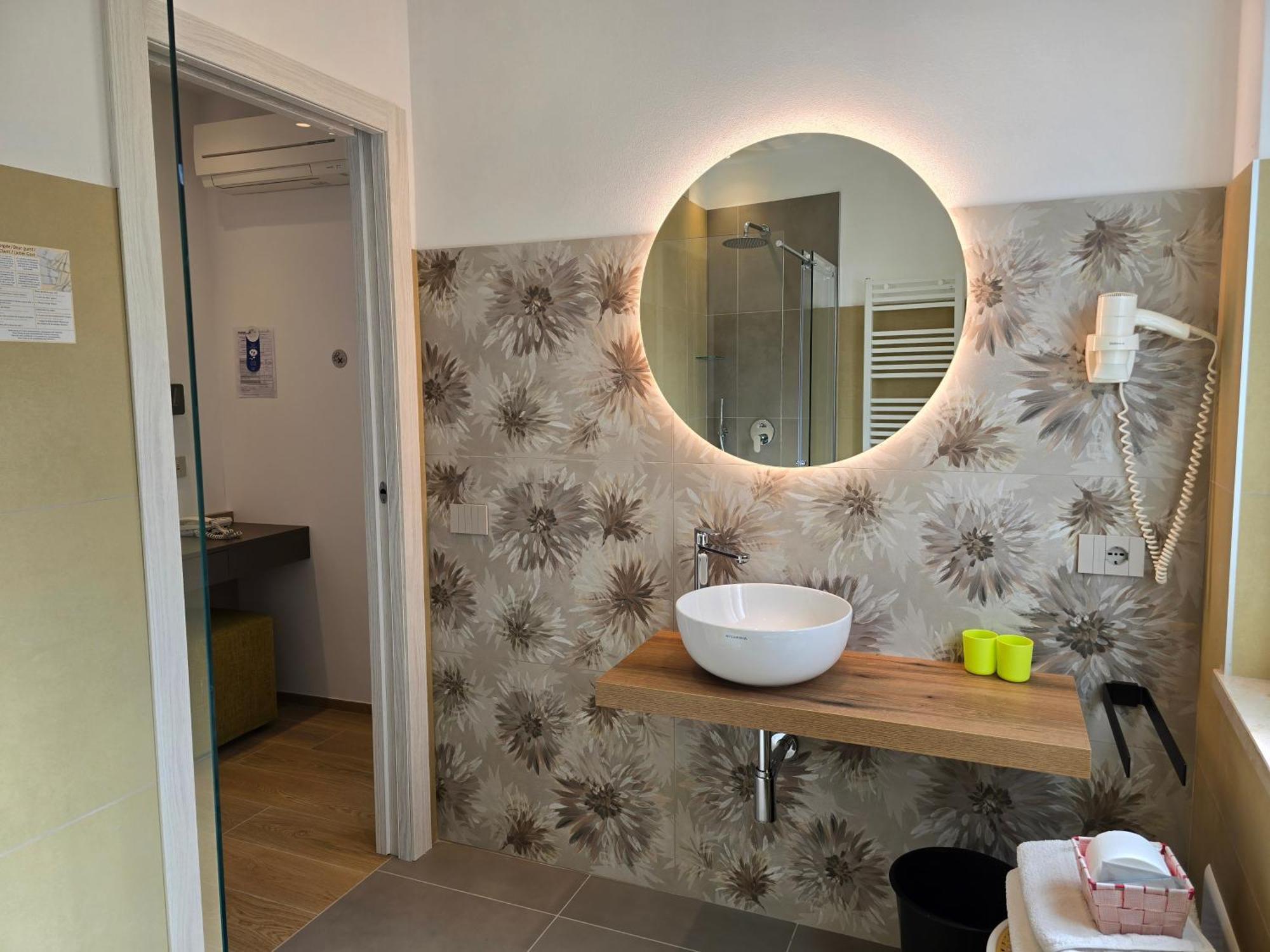 Hotel Pace Brenzone sul Garda Exterior photo